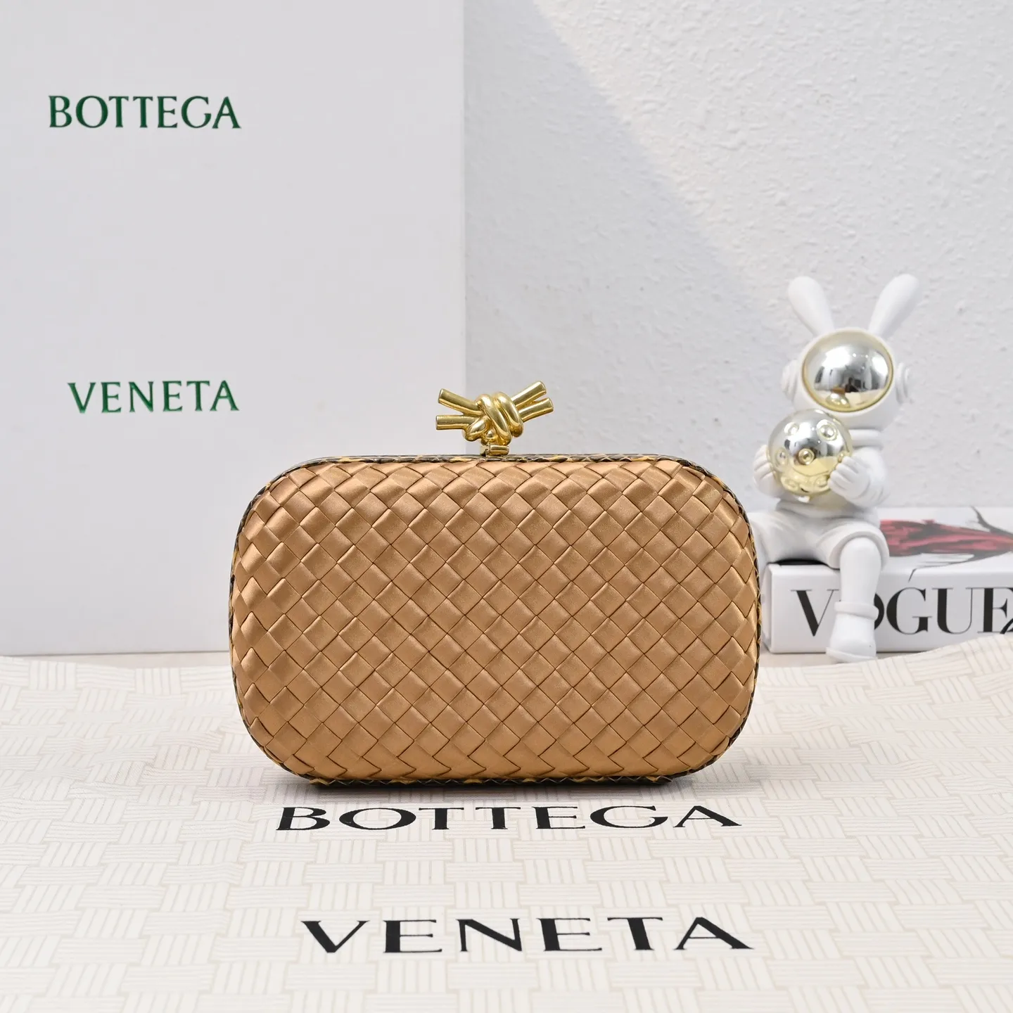 Batch 1460 #BV Knot woven evening bag series ~ Each bag reveals exquisite elegance💫Iconic classic silk weaving➕snake skin trimming with knot buckle, soft and delicate feel. The design is small and exquisite, low-key without logo, elegant and elegant. Paired with evening dress or cheongsam, it has the atmosphere of a famous and wealthy lady. Full of aura and invincible texture💃 Model: 7622 Dimensions: 20x12x5.5